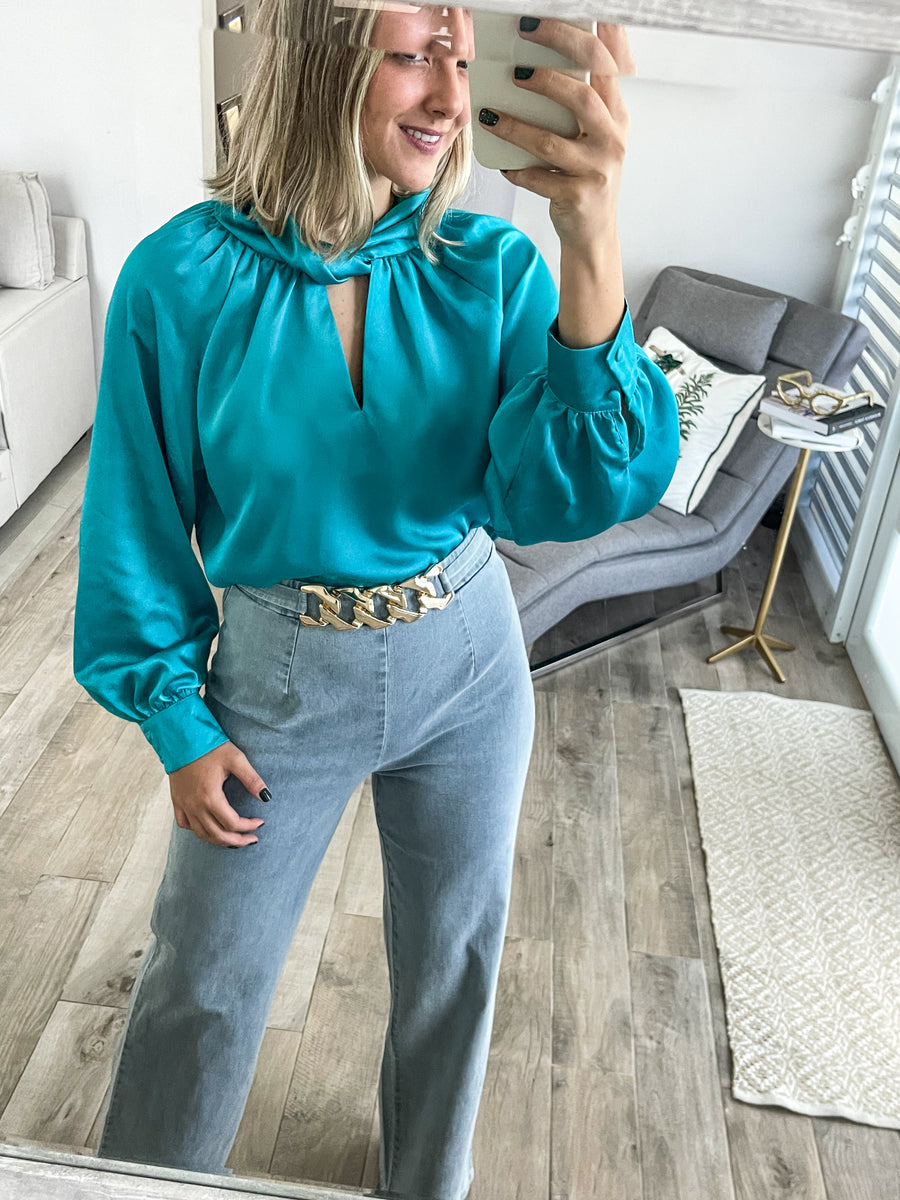 LIGHT DENIM BELTED STRETCH PANTS