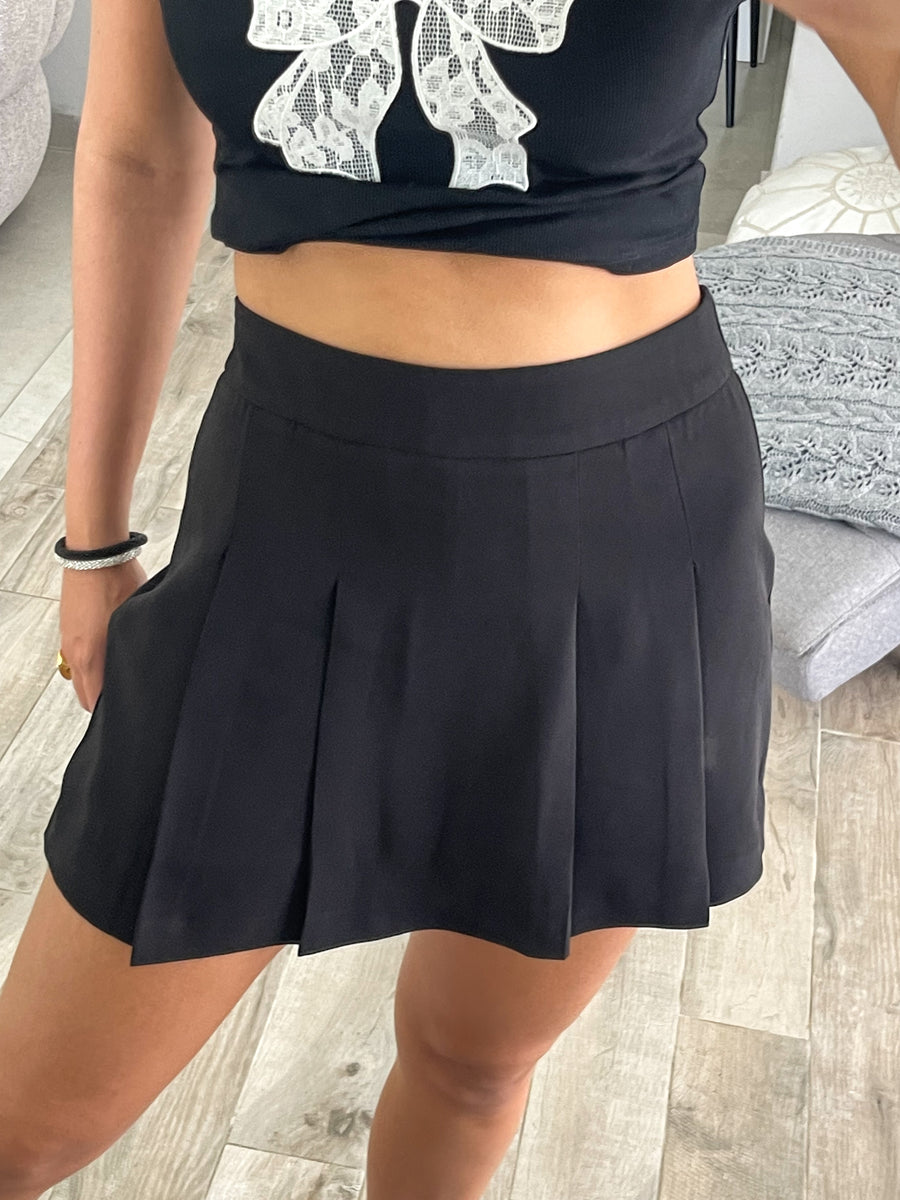BLACK PLEATED SKORT