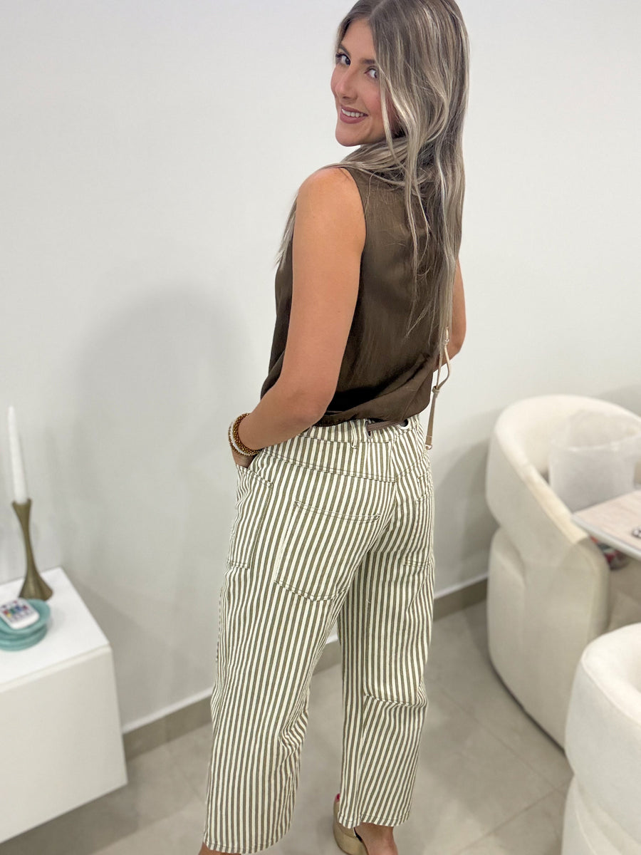 BROWN MOCK NECK CINCHED NECK SLEEVELESS TOP