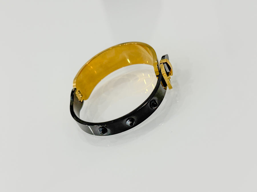 BLACK/GOLD BELTED METAL BANGLE