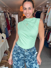 SLEEVELESS STRETCHY BLOUSE