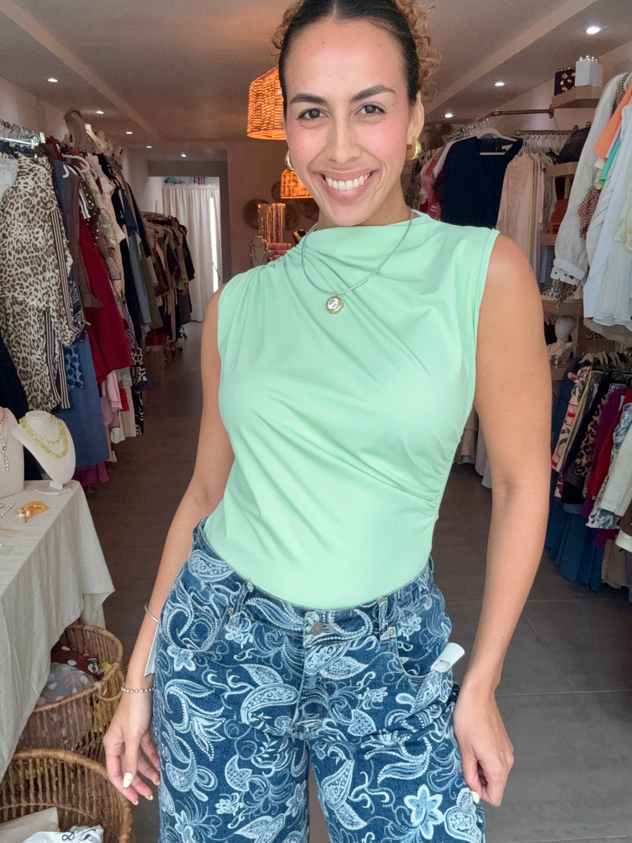 SLEEVELESS STRETCHY BLOUSE