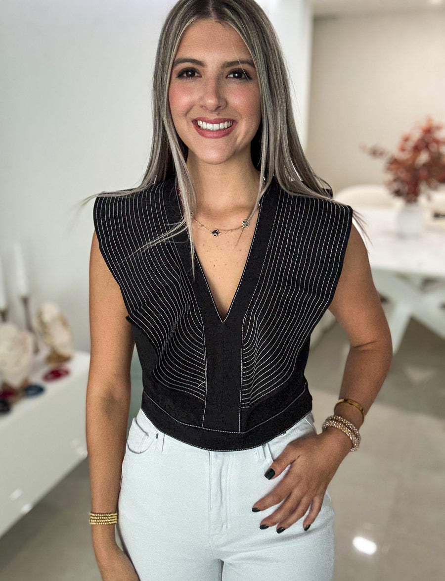 BLACK/WHITE STITCH RUFFLE V-NECK TOP