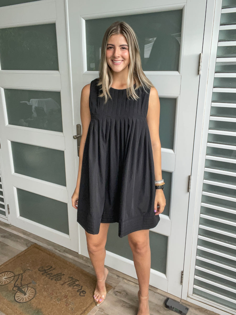 BLACK PLEATED DETAIL ELEGANT DRESS