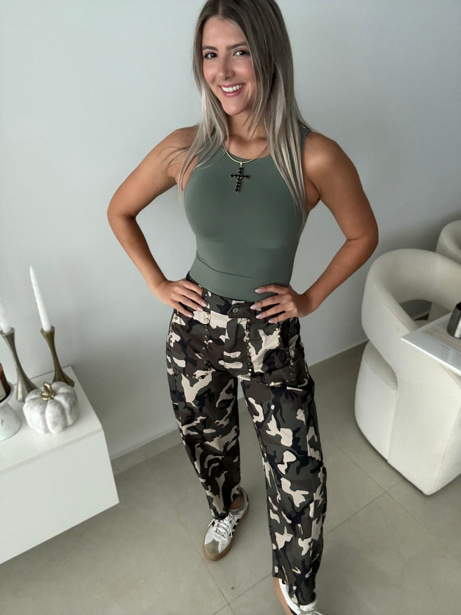 CAMO PRINT STUDDED BARREL PANTS