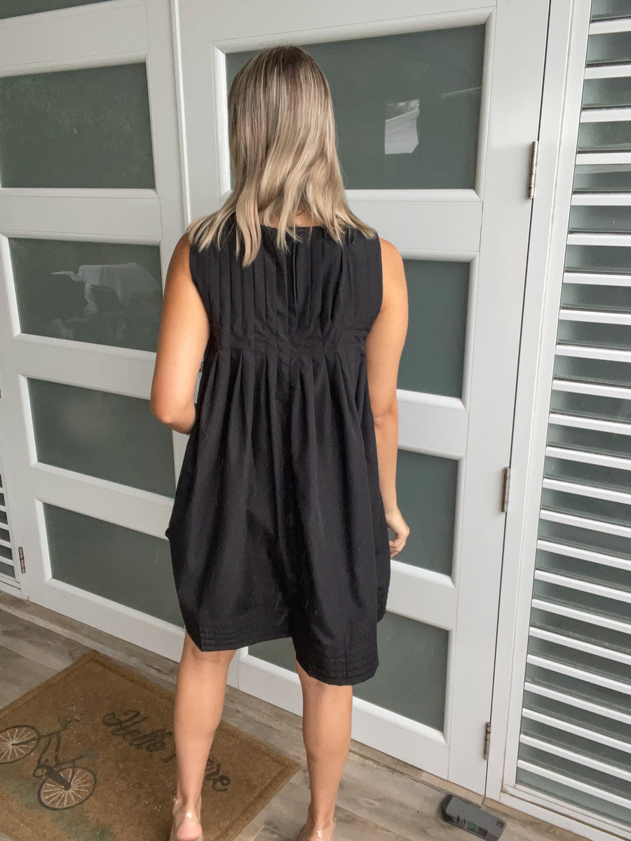 BLACK PLEATED DETAIL ELEGANT DRESS