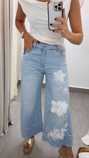 WHITE FLOWER DETAILED JEANS