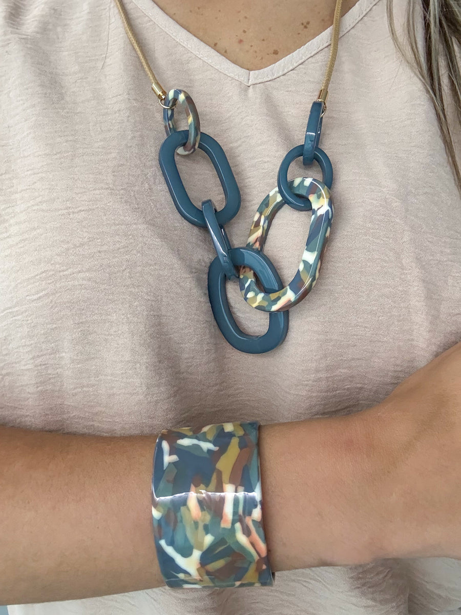 RESIN NECKLACE & CUFF BRACELET SET