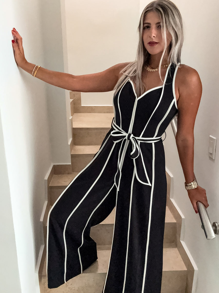 BLACK/WHITE HALTER JUMPSUIT
