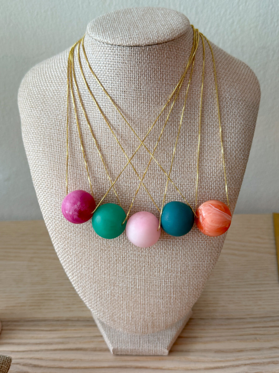 RESIN SINGLE BALL ADJUSTABLE NECKLACE