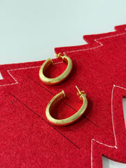 GOLD HAMMERED OPEN OVAL HOOP EARRINGS