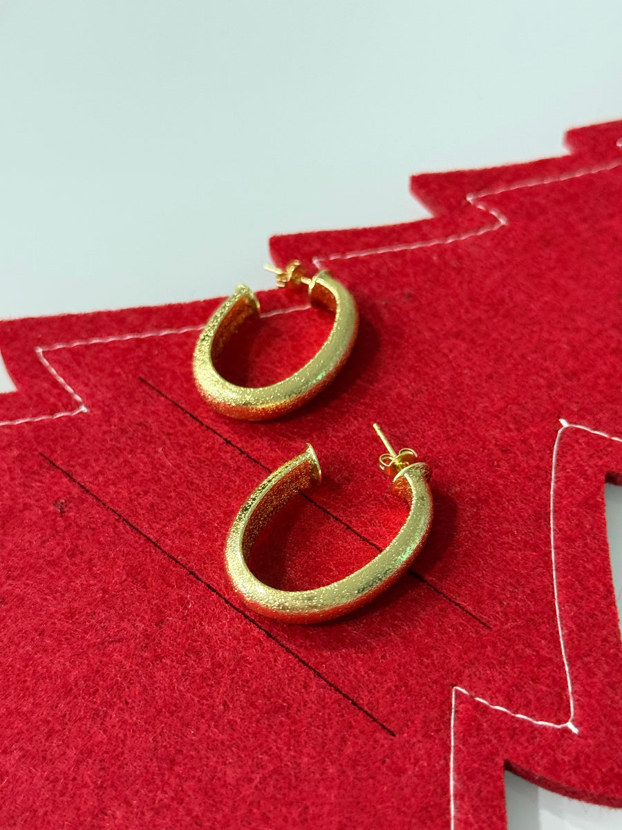 GOLD HAMMERED OPEN OVAL HOOP EARRINGS
