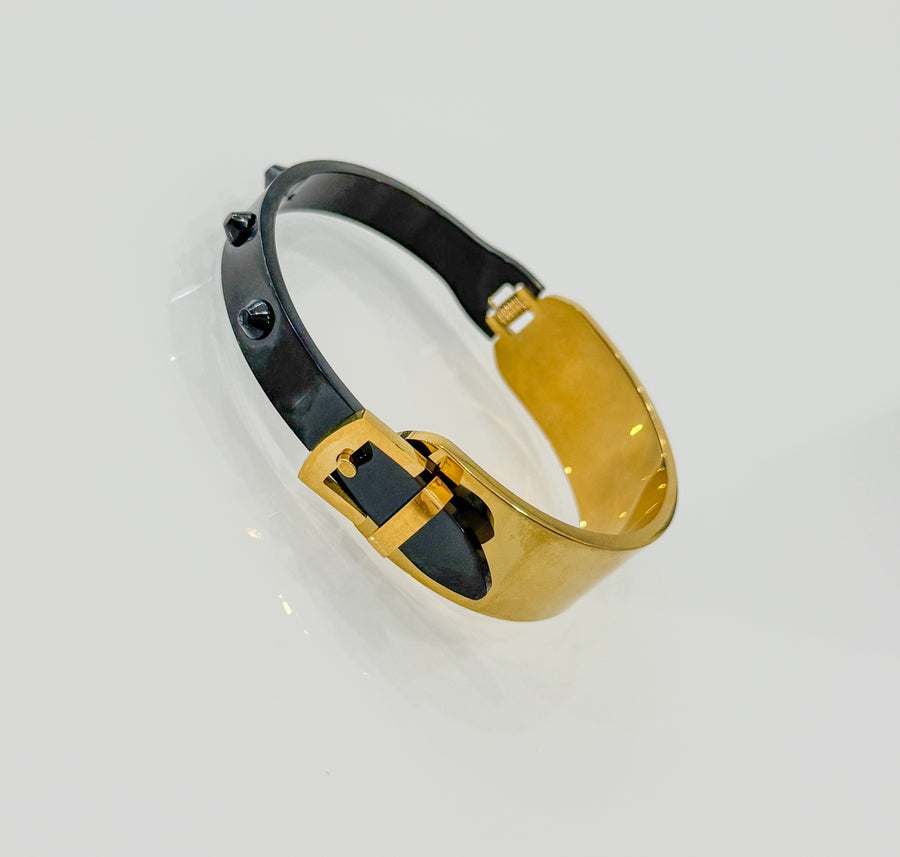 BLACK/GOLD BELTED METAL BANGLE