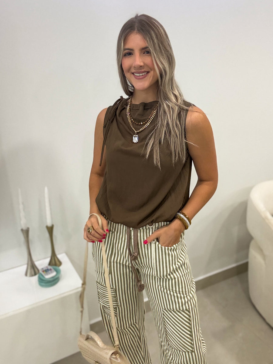 BROWN MOCK NECK CINCHED NECK SLEEVELESS TOP