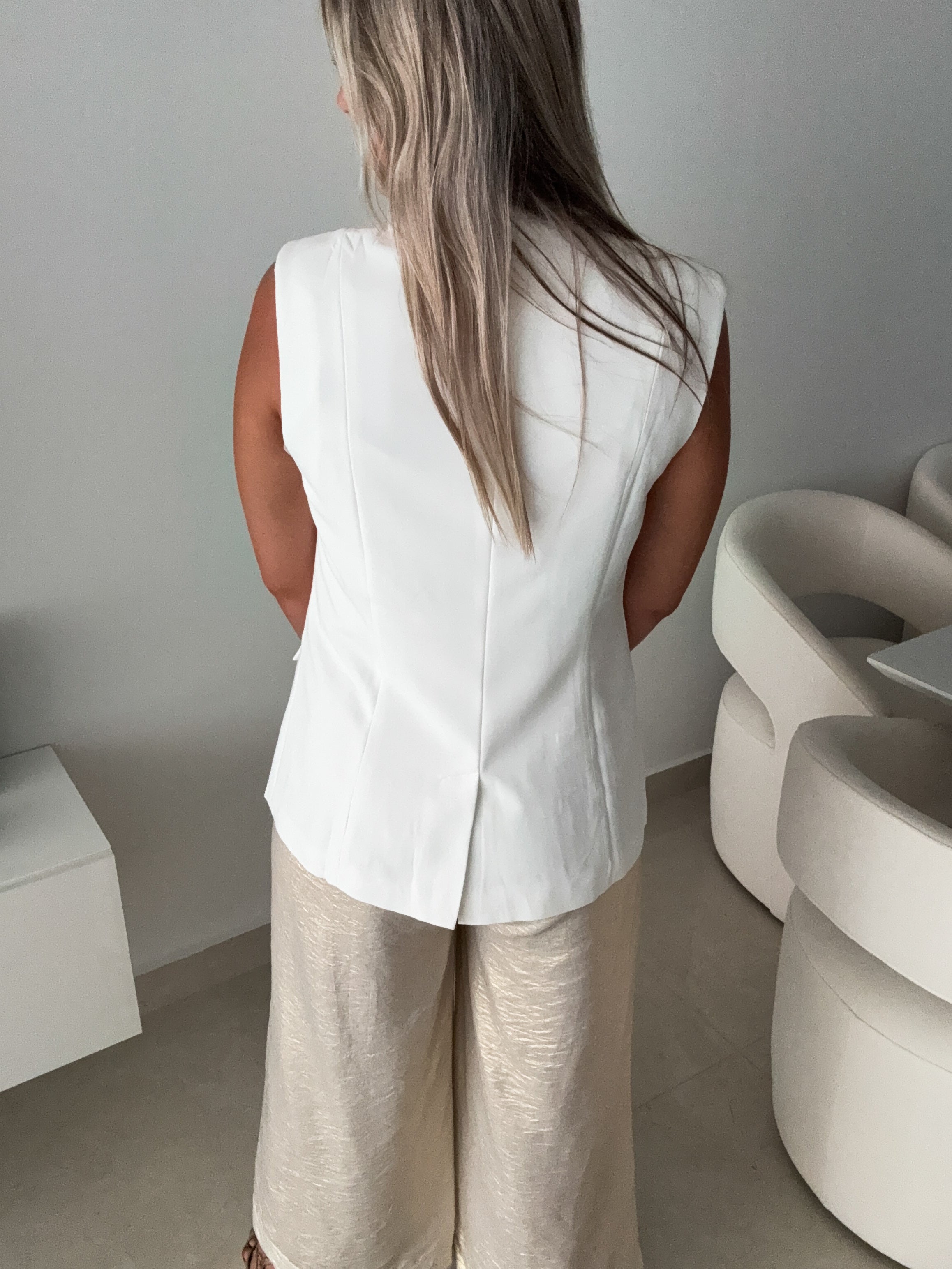 WHITE SLEEVELESS VEST BLAZER
