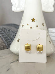 SQUARE PEARL DETAIL EAR STUD EARRINGS
