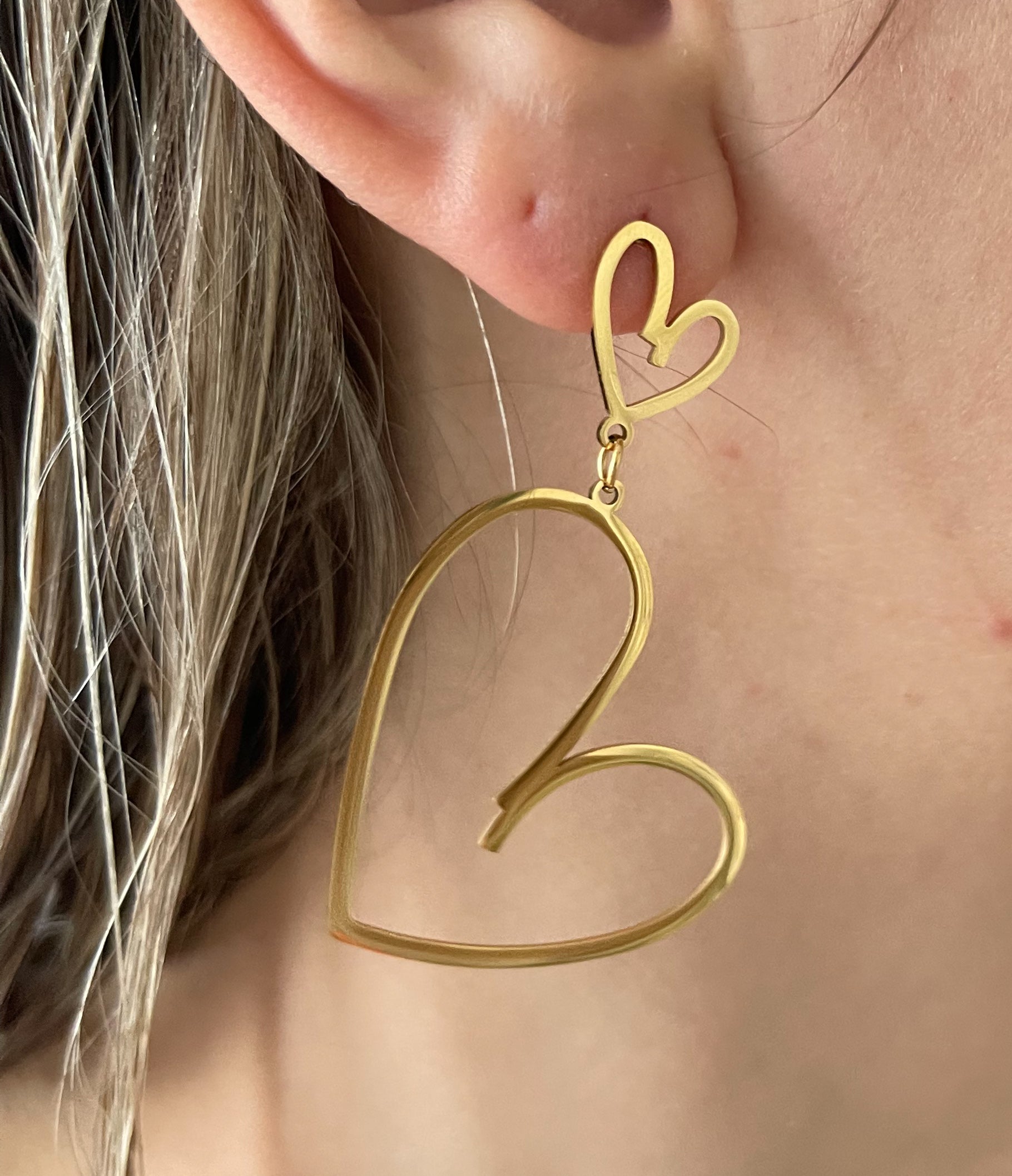 GOLD HEART DANGLING EARRINGS