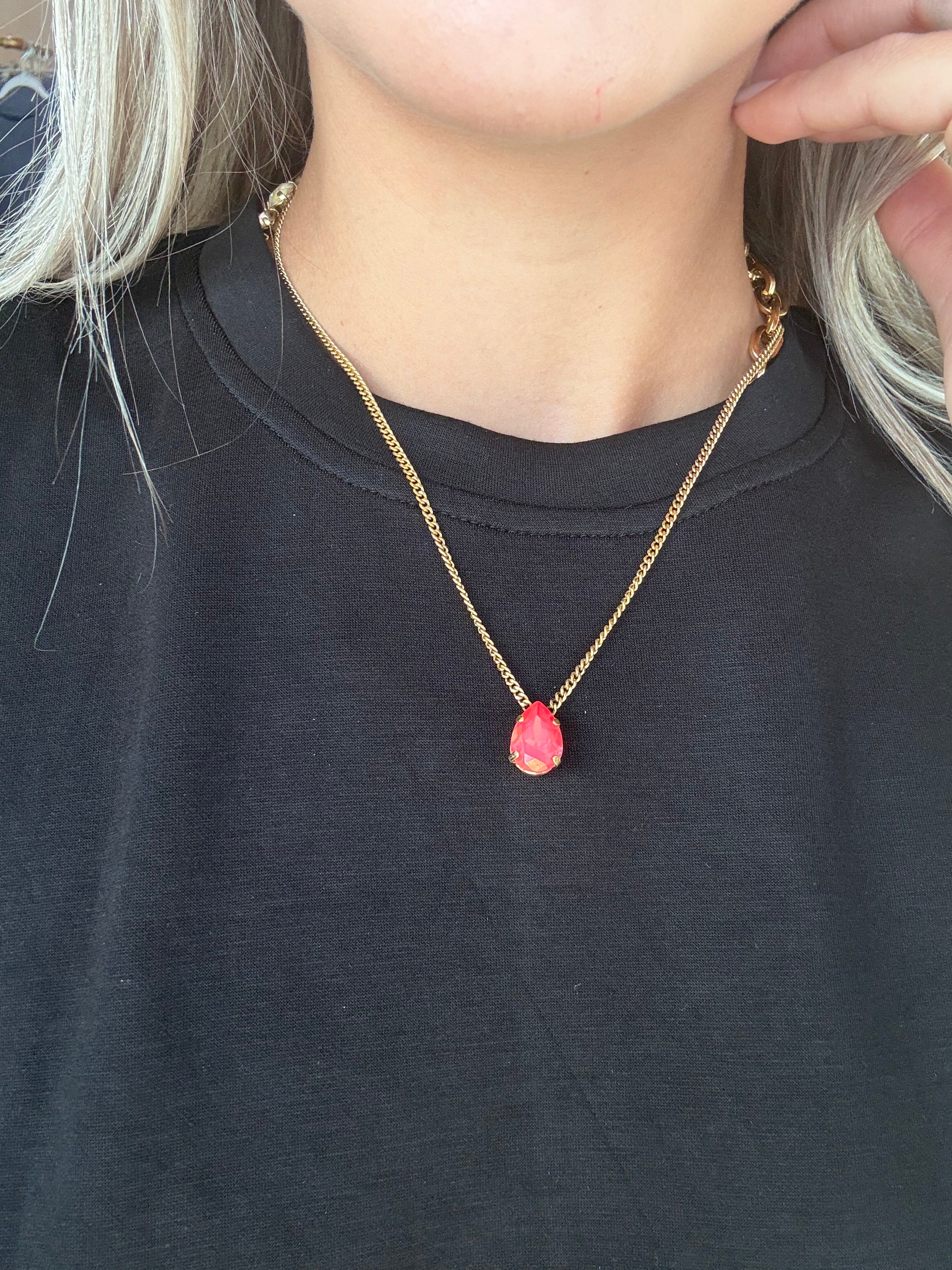 LUMI NECKLACE IN ELECTRIC PINK SUMMER