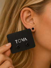 MINI SARINA STUD IN BLACK SMUTT