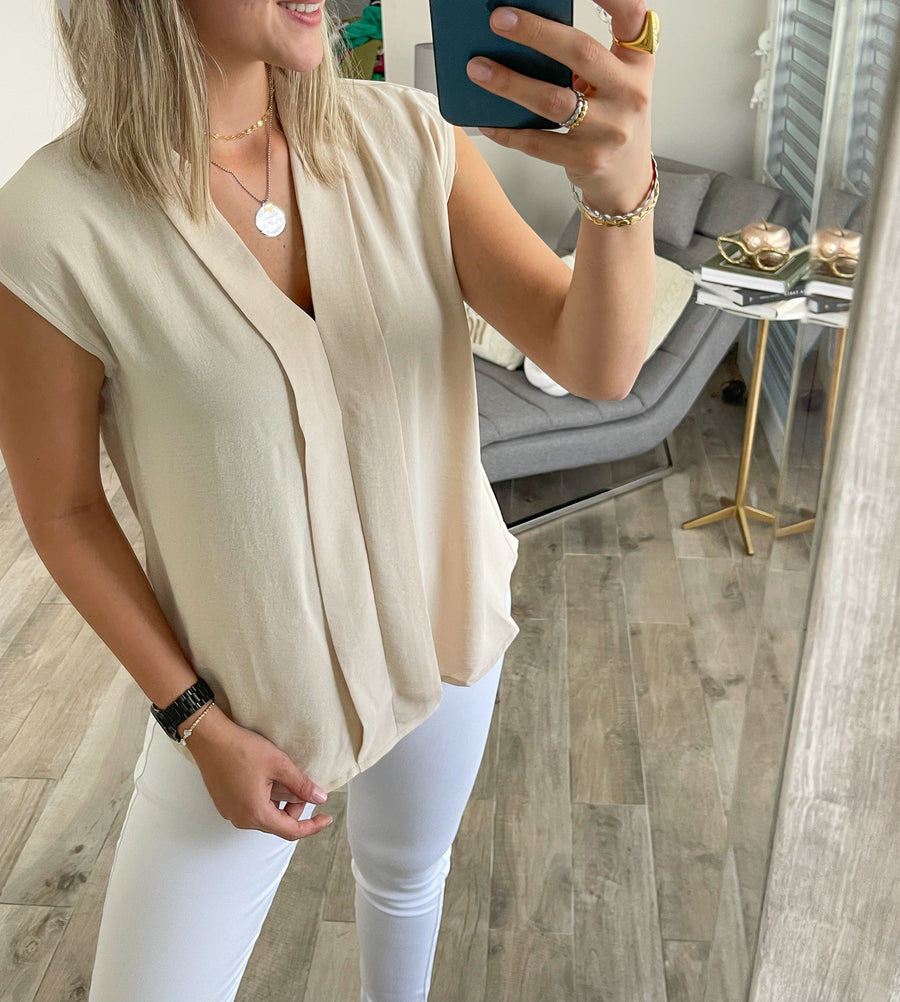 SAND FRONT PLEATED LINE BLOUSE