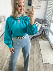 LIGHT DENIM BELTED STRETCH PANTS