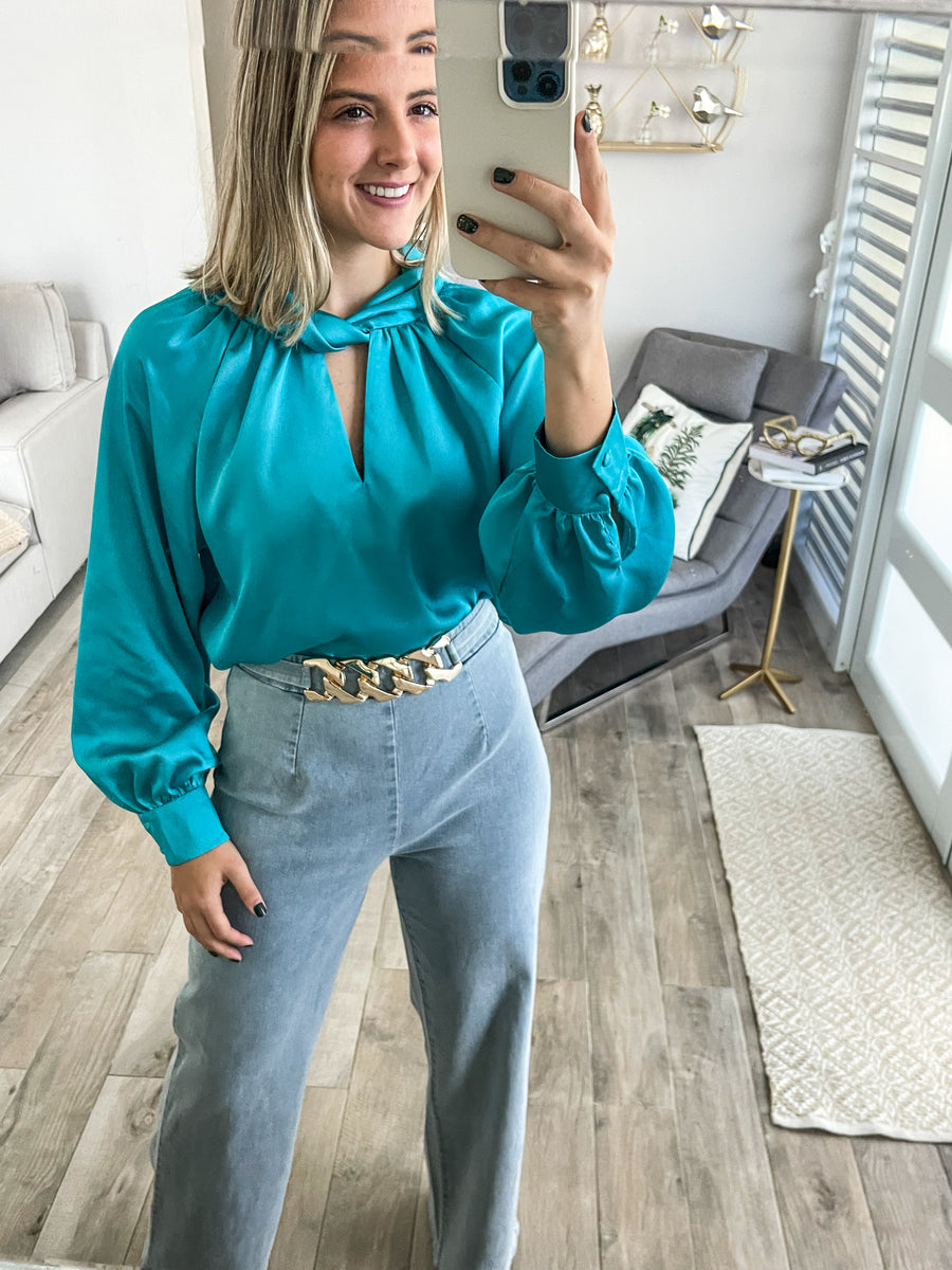 LIGHT DENIM BELTED STRETCH PANTS