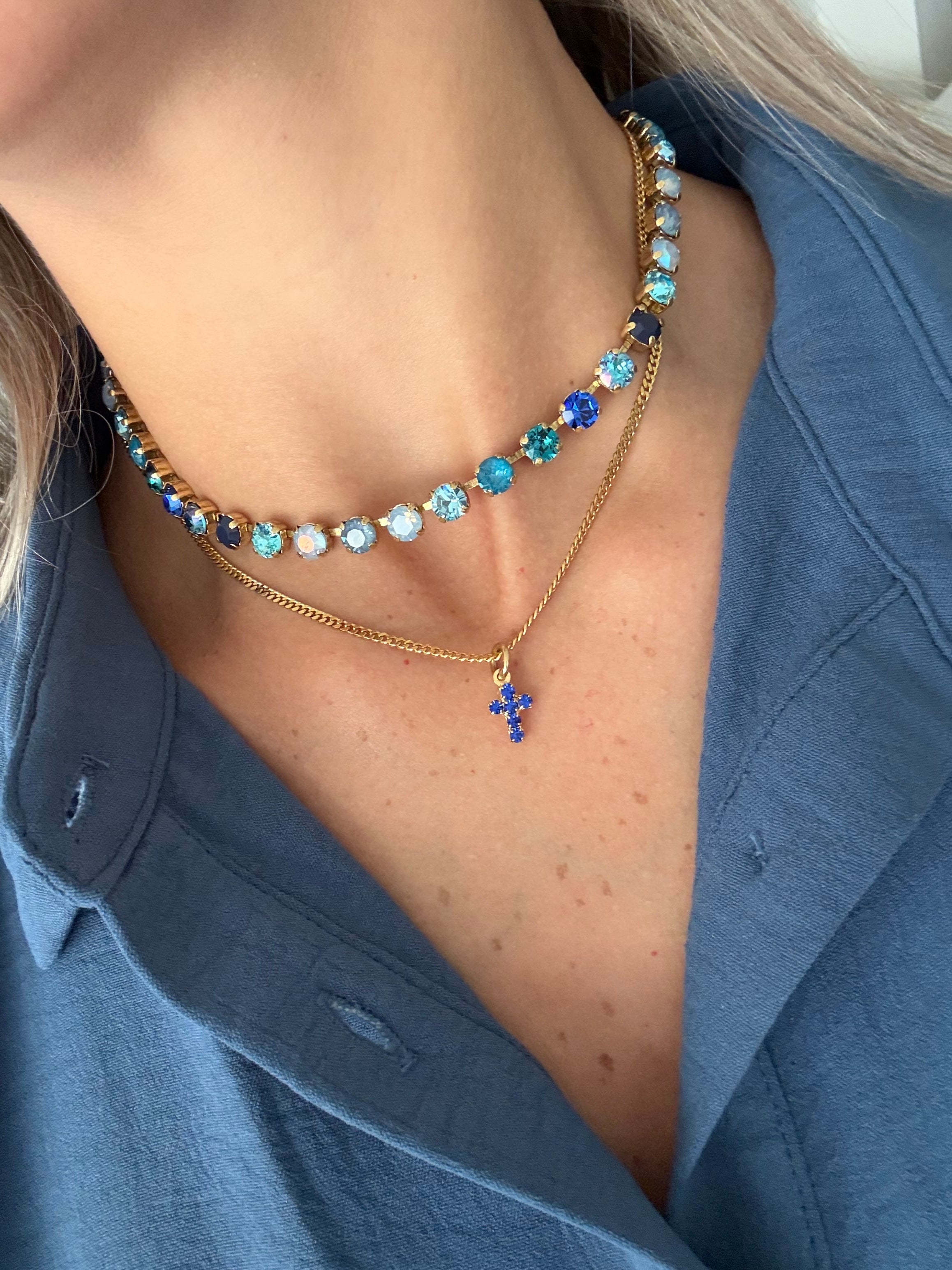 SINGLE MINI CROSS NECKLACE IN SAPPHIRE