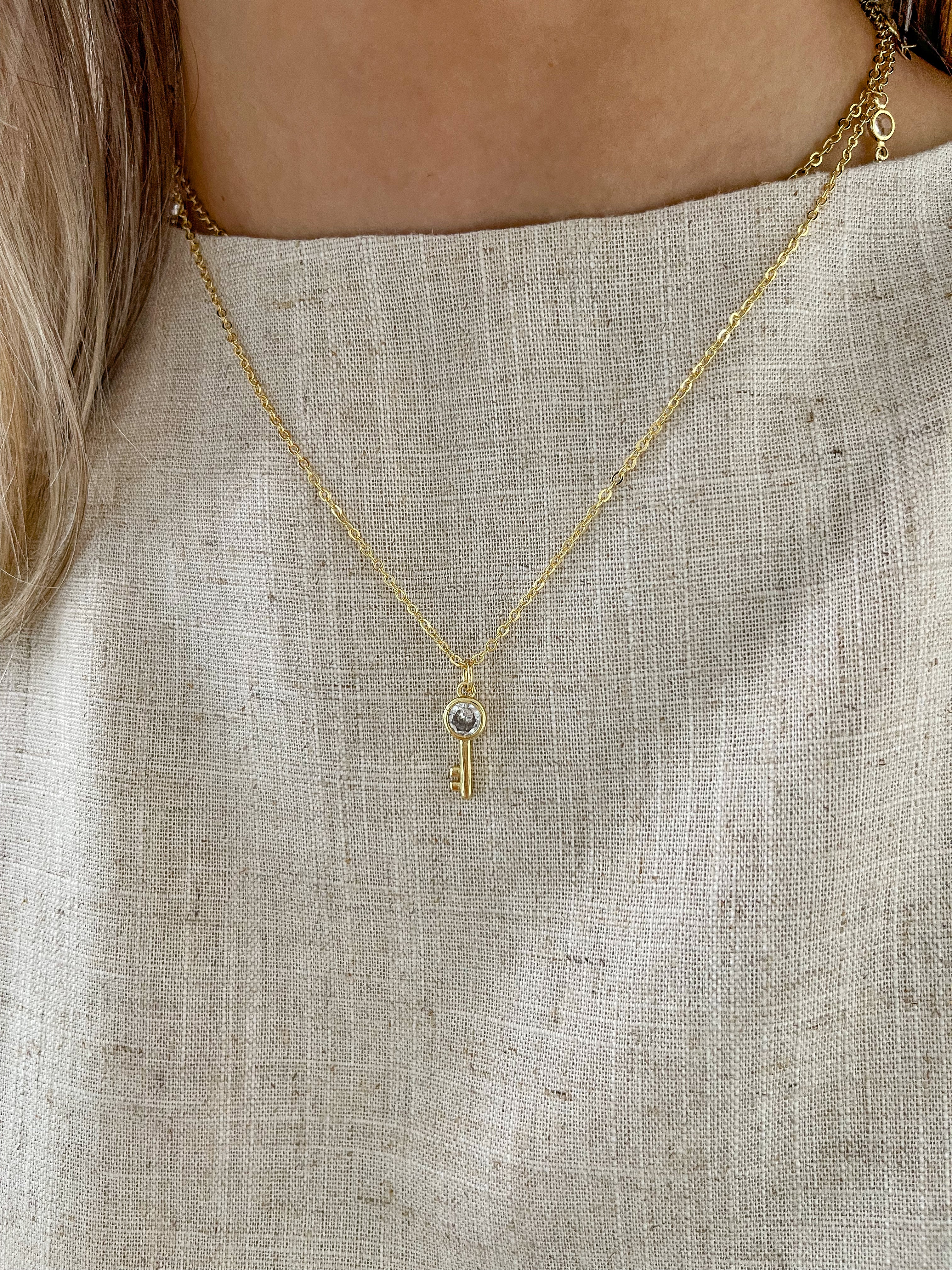 DELICATE KEY NECKLACE