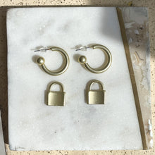 Load image into Gallery viewer, 2 in 1 GOLD MATTE LOCK HUGGIES
