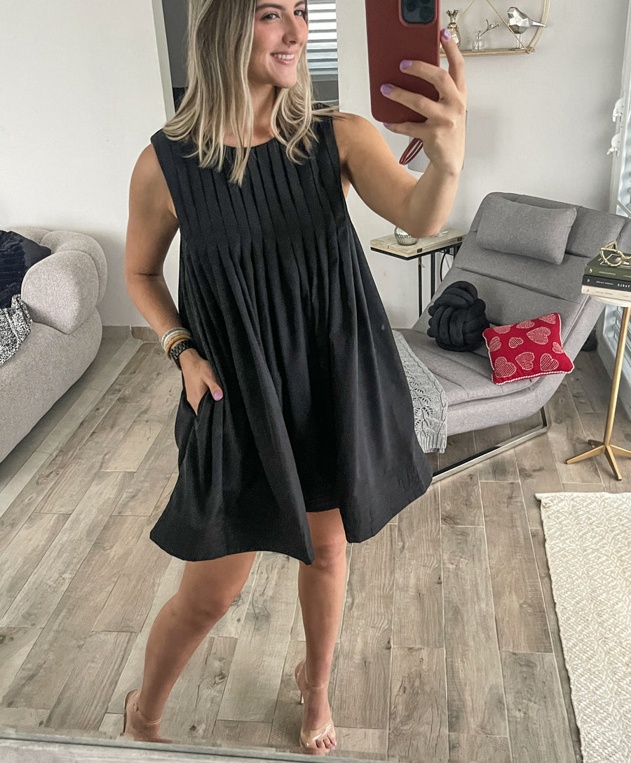 BLACK PLEATED DETAIL ELEGANT DRESS
