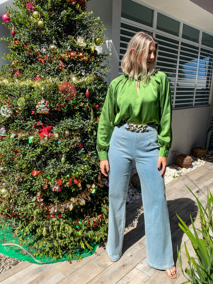 LIGHT DENIM BELTED STRETCH PANTS