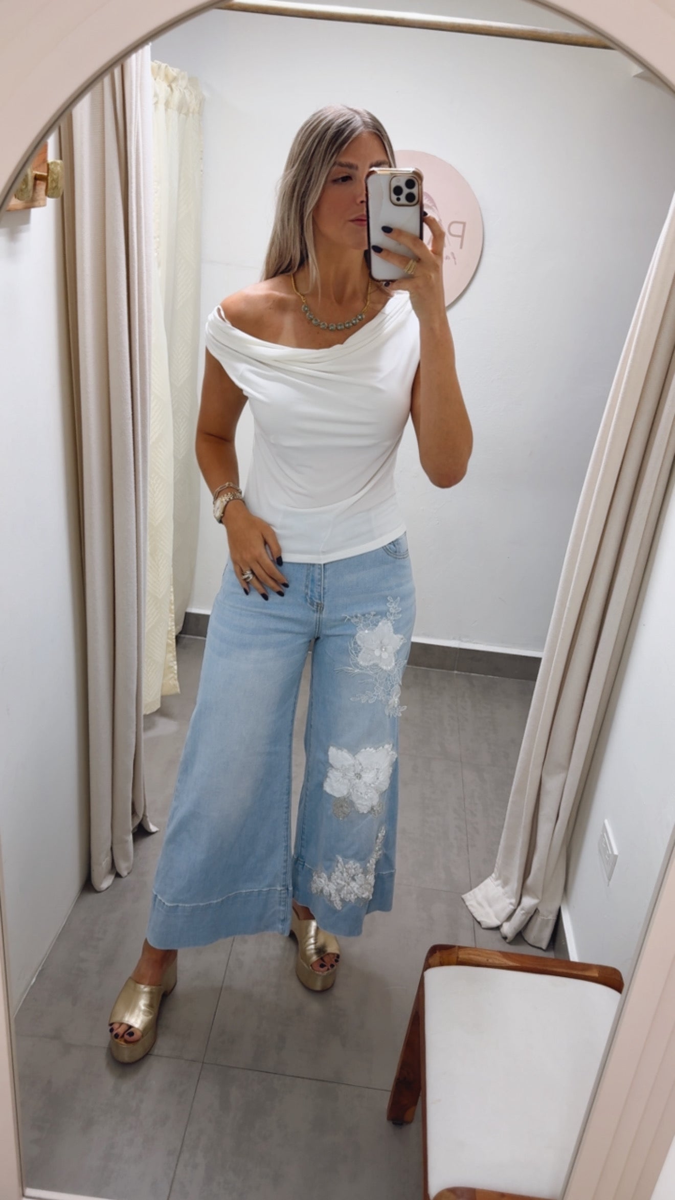 WHITE FLOWER DETAILED JEANS