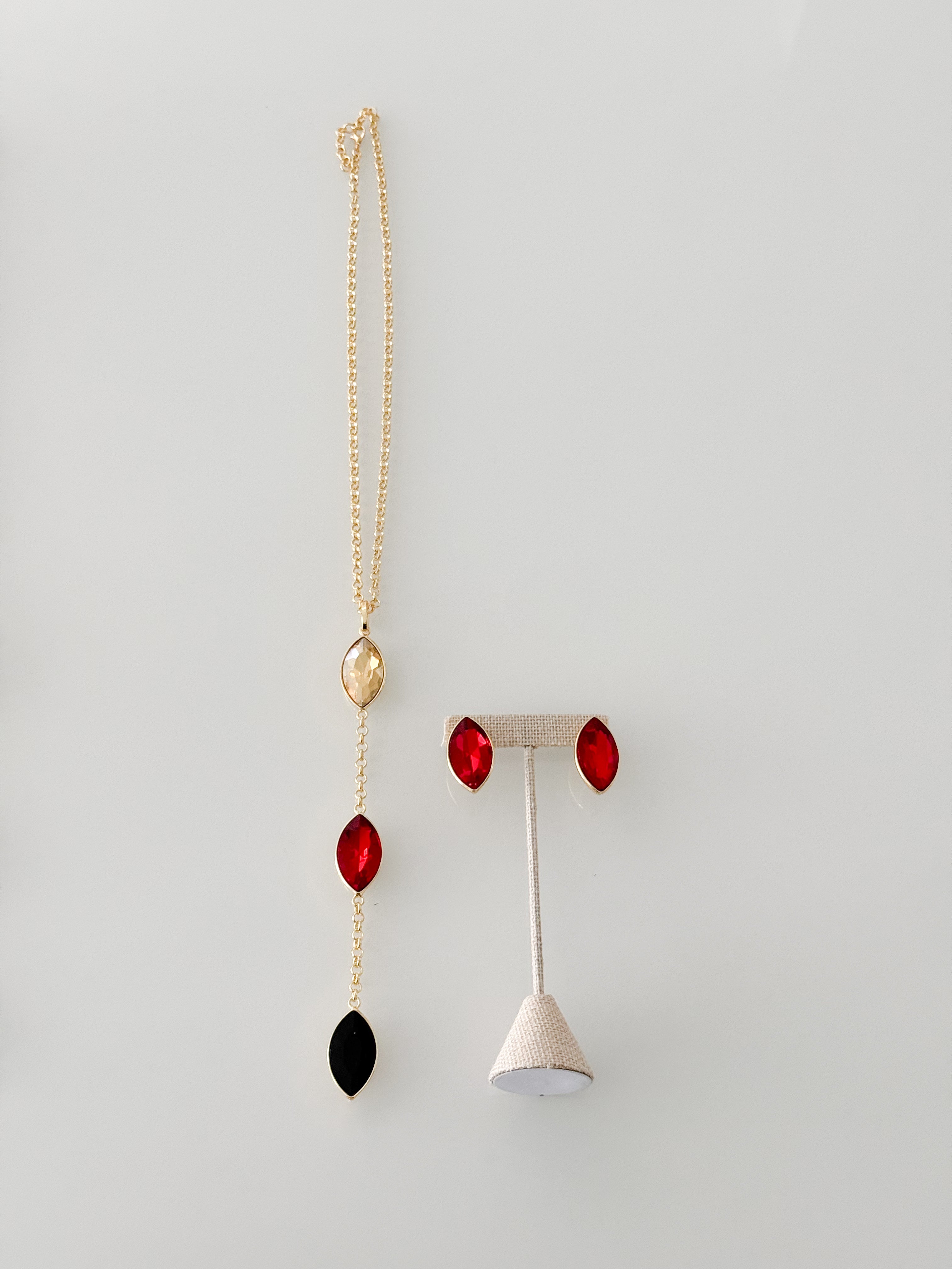 LONG GEM NECKLACE SET IN RED