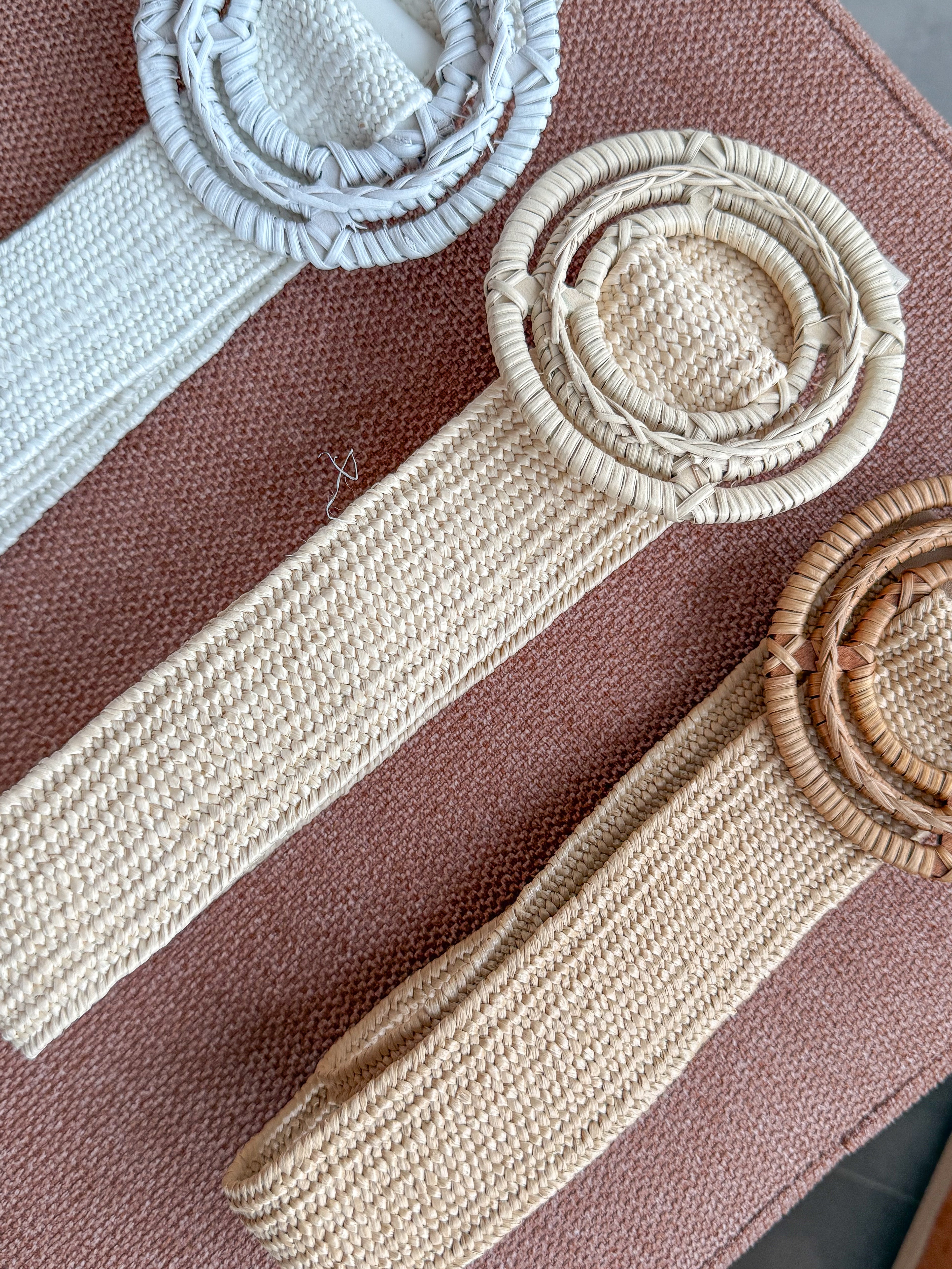 STRAW ROUNDED BUCKLE BELT