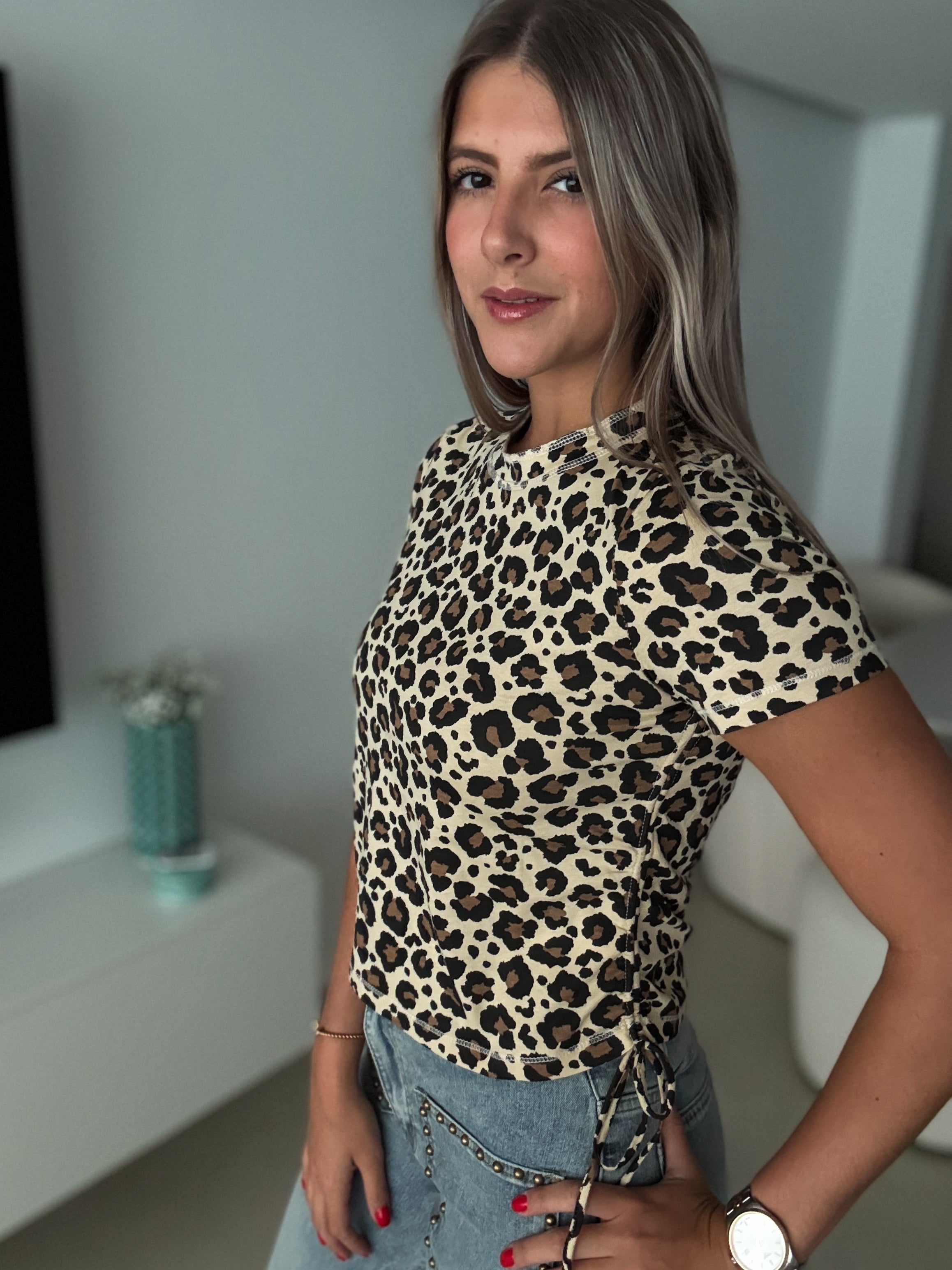 LEOPARD PRINT RUCHED TSHIRT