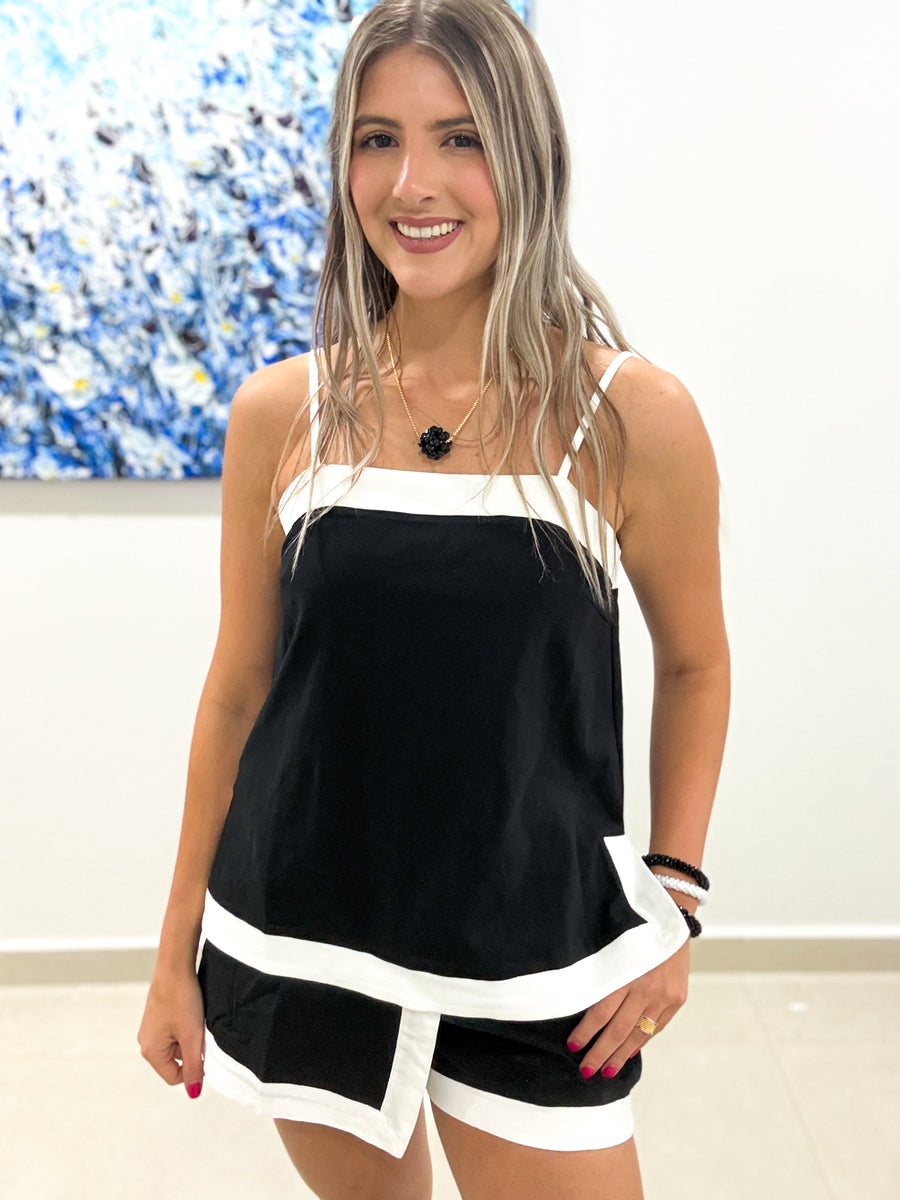 BLACK AND WHITE STRETCHY TOP