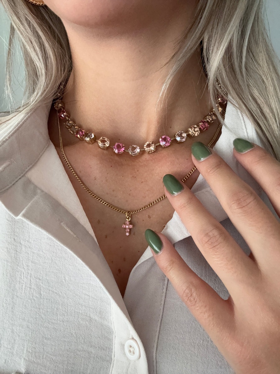 SINGLE MINI CROSS NECKLACE IN LIGHT ROSE