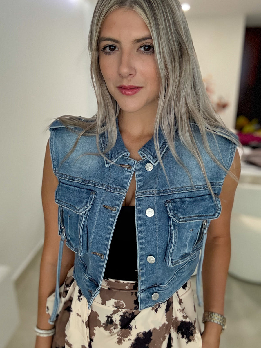 DENIM SLEEVELESS CROP VEST JACKET