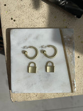 Load image into Gallery viewer, 2 in 1 GOLD MATTE LOCK HUGGIES

