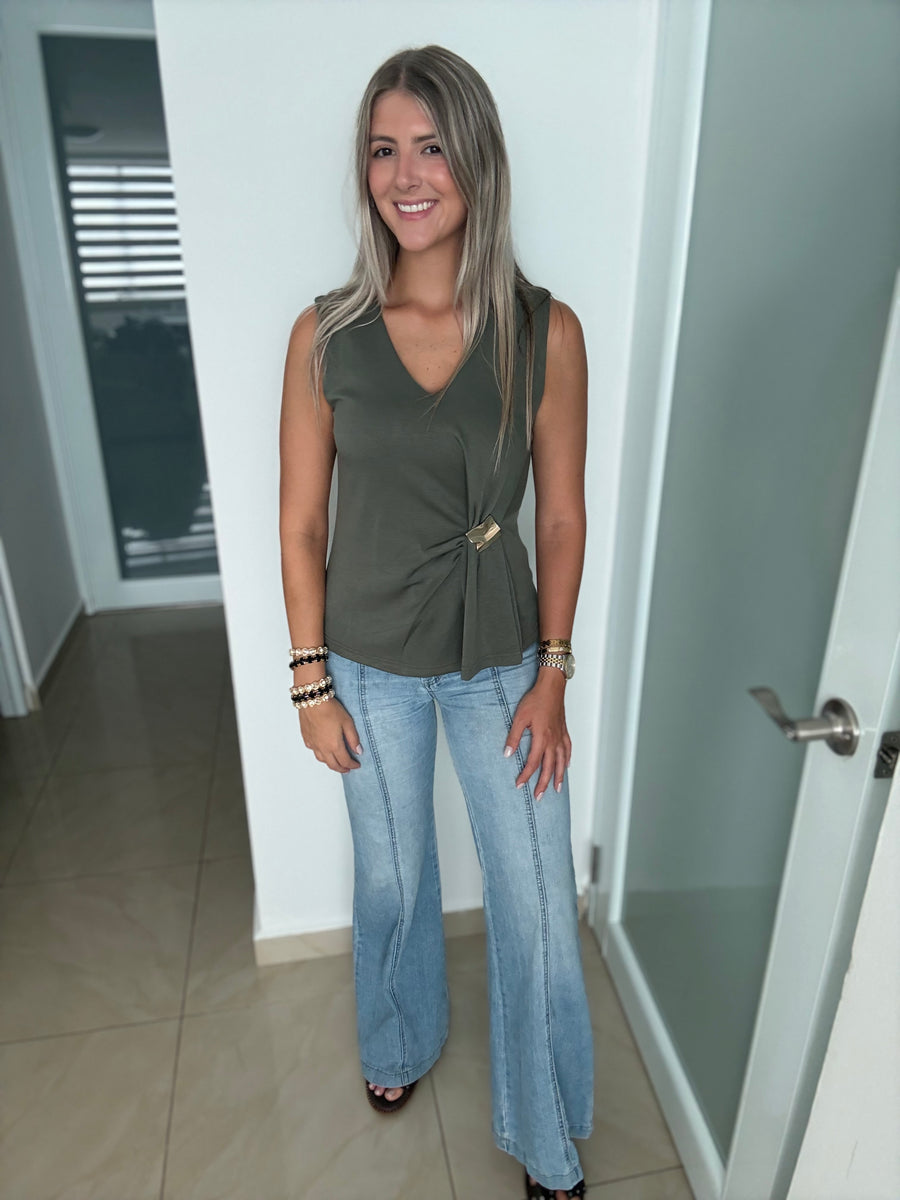 V-NECK BROOCH MODAL TOP