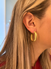 GOLD HAMMERED OPEN OVAL HOOP EARRINGS