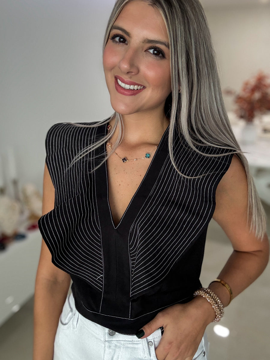BLACK/WHITE STITCH RUFFLE V-NECK TOP