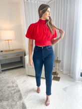 Cargar imagen en el visor de la galería, SOPHISTICATED CROP TOP

