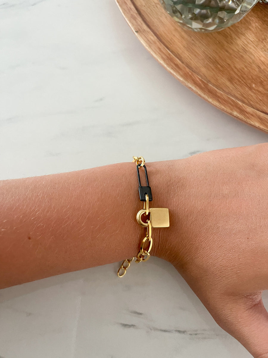 GOLD LOCK BLACK DETAIL BRACELET