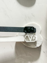 Cargar imagen en el visor de la galería, THIN V BUCKLE BELT
