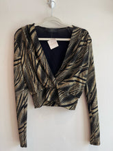 Cargar imagen en el visor de la galería, BLACK &amp; GOLD CROP TOP

