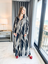 Load image into Gallery viewer, BLACK GEOMETRIC BLOUSE
