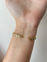 Cargar imagen en el visor de la galería, GEOMETRIC RHINESTONES BANGLE

