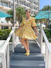 Cargar imagen en el visor de la galería, PEACHY PINK PRINT RUFFLE DRESS
