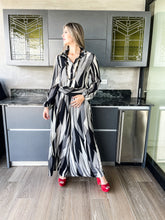 Load image into Gallery viewer, BLACK GEOMETRIC BLOUSE
